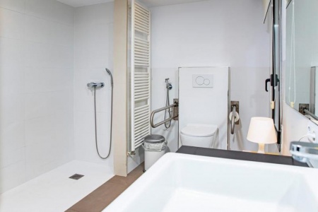 Quels am&eacute;nagements sanitaires PMR pr&eacute;voir chez soi &agrave; Amn&eacute;ville ?